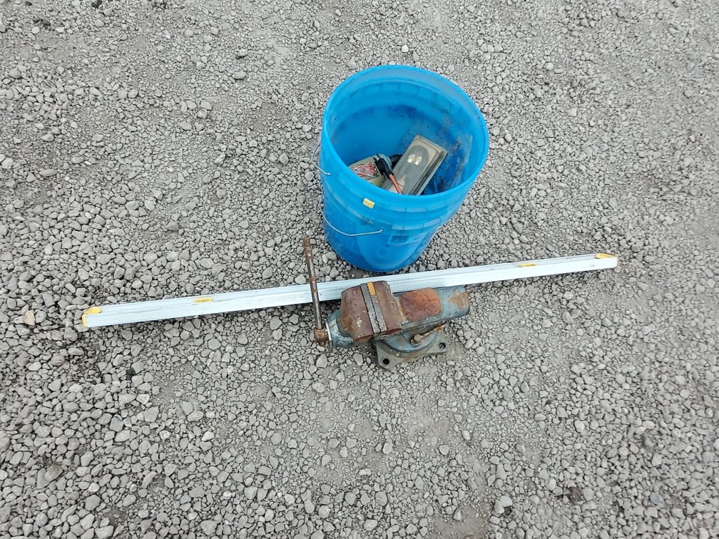 Drill leveller and vice