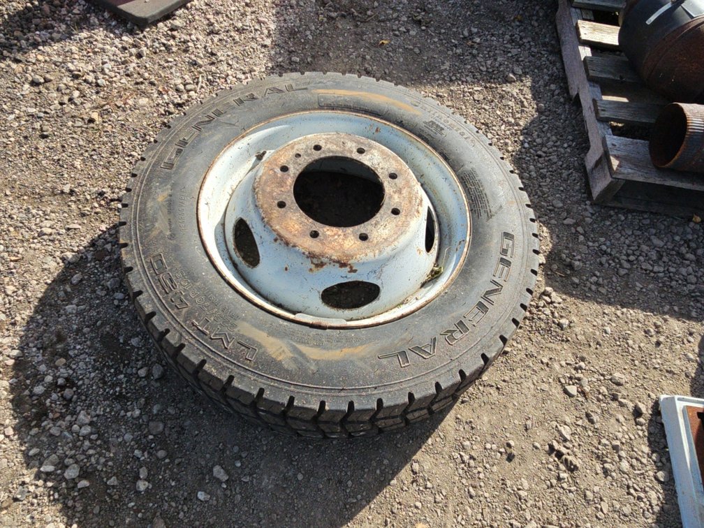 225/70R19.5 tire
