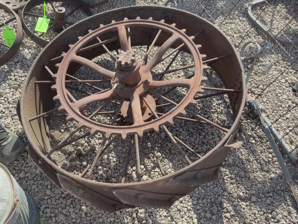 Vintage tractor wherl