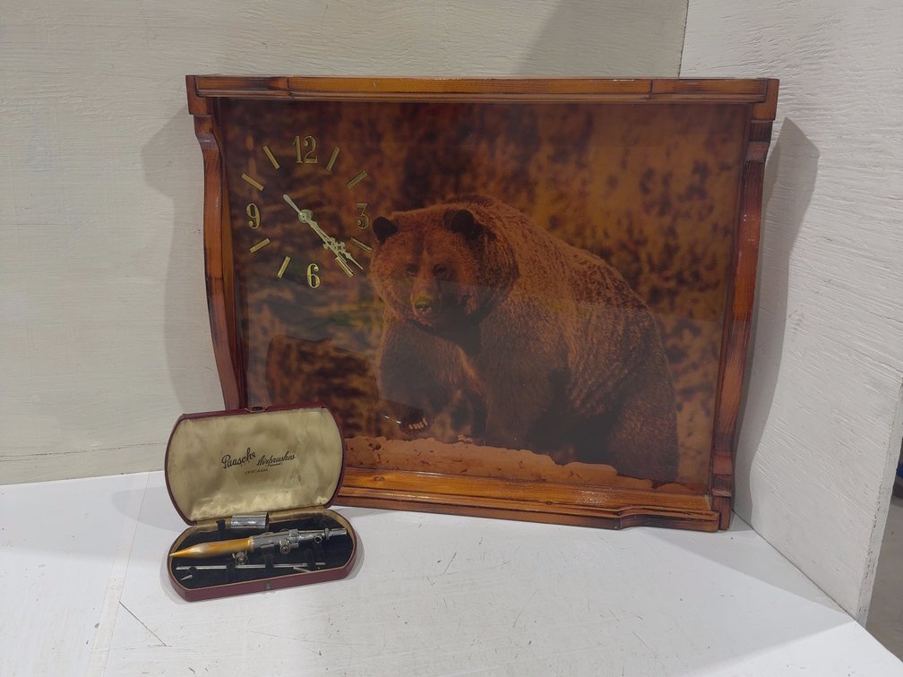 Wildlife clock, airbrush tool