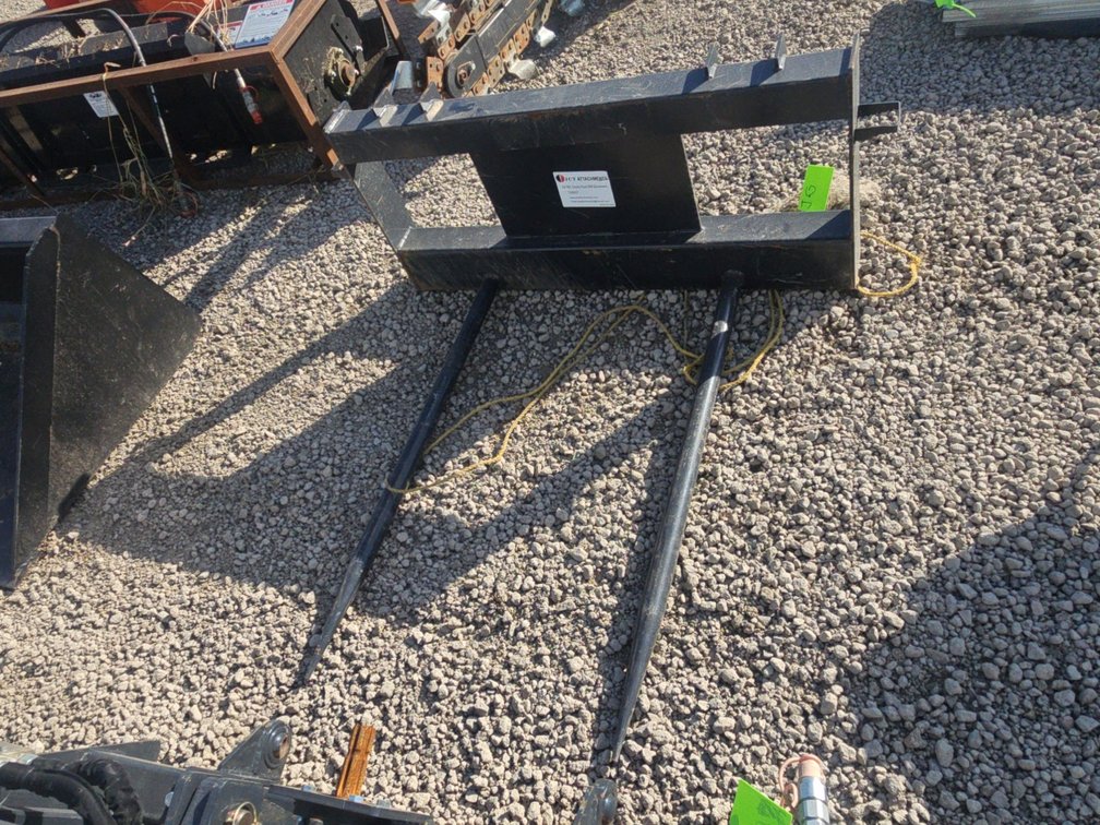Skidsteer bale spear