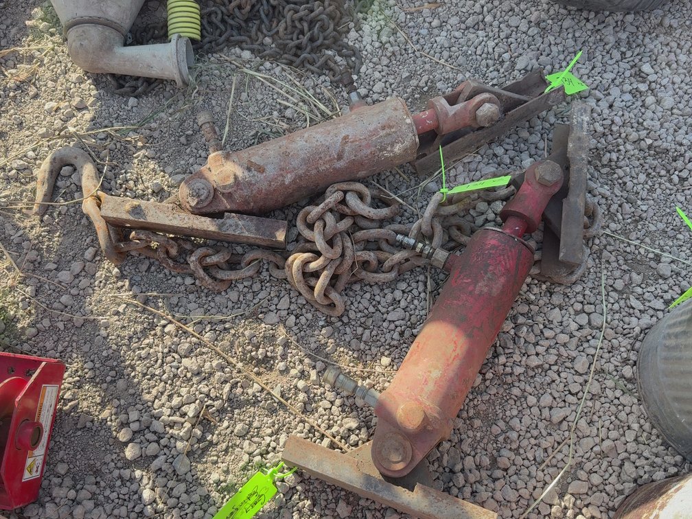 2 - hydraulic cylinders and chain