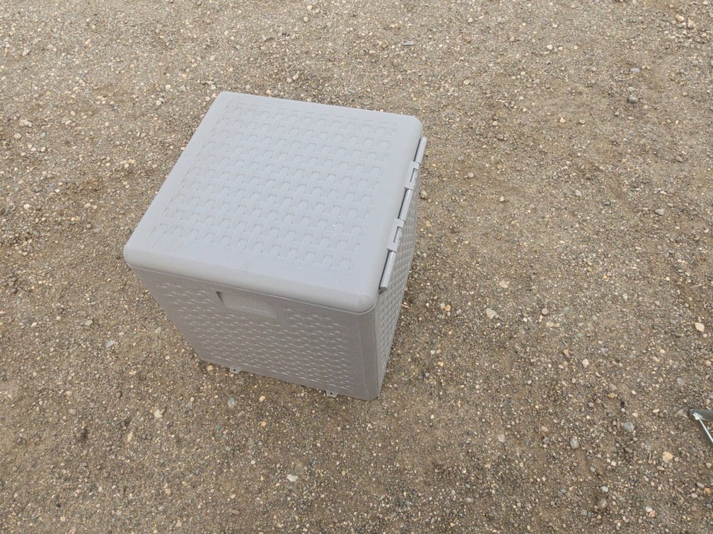 Outdoor storage deck box