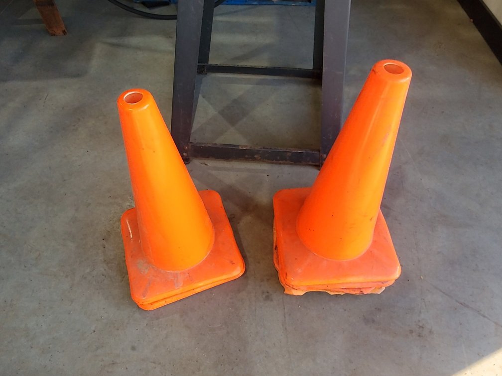 (6) safety cones