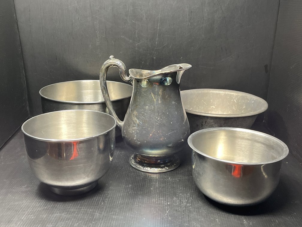 Oneida Community Tudor Plate Pitcher, 4 Stainless Steel Mixing Bowls