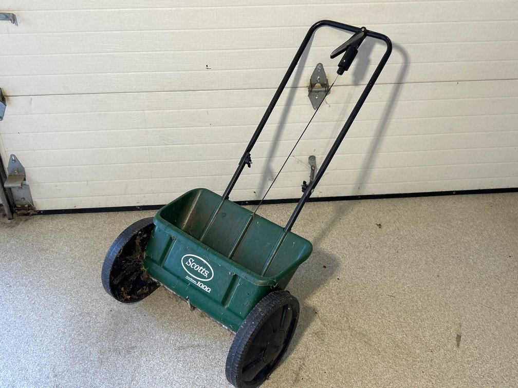 Scotts AccuGreen 1000 Lawn Spreader
