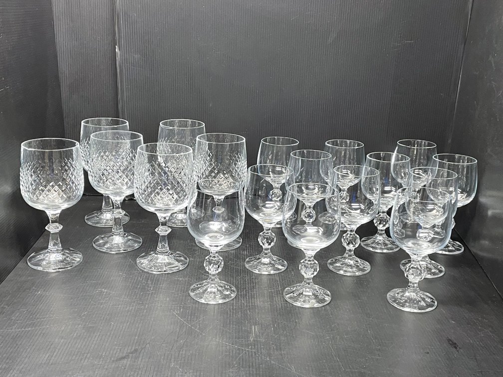 Stemmed Wine Glasses- 6 Patterned Glass & 12 Plain Glass