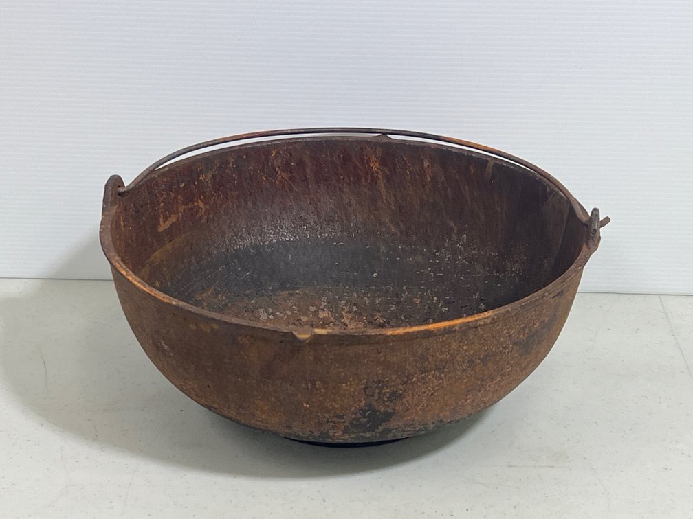 Iron Kettle with Wire Handle