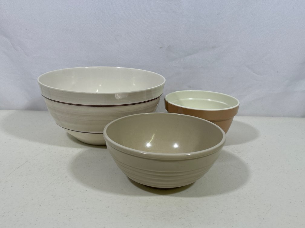 3 Assorted Hard Plastic Mixing Bowls
