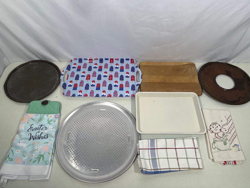 4 Assorted Serving Trays, 2 Pizza Pans, Kitchen Towels,