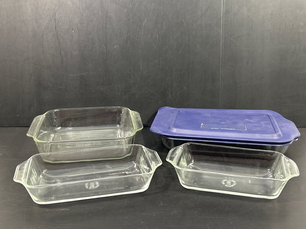 Anchor Hocking and Pyrex Baking Dishes- 9 x 13 has Plastic Lid