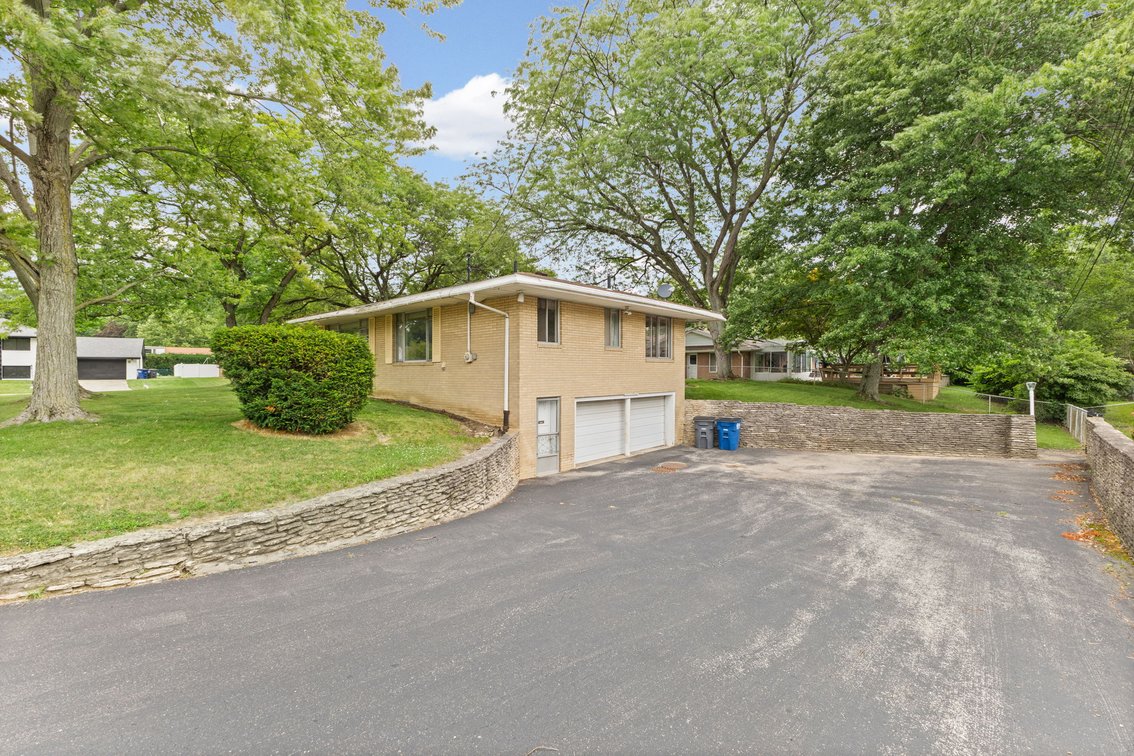 Image for MINIMUM BID AUCTION $119,000! 3739 S Beverly Hills Dr