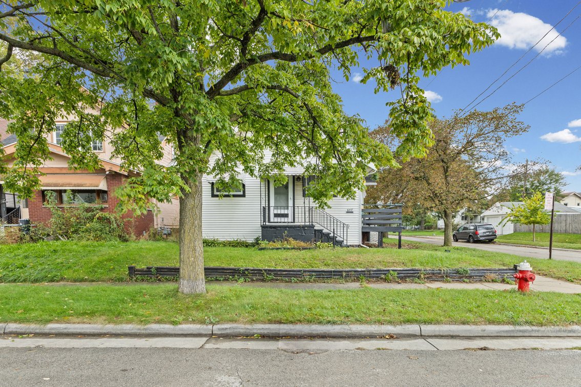 Image for MINIMUM BID AUCTION $49,000! 647 Nicholas St