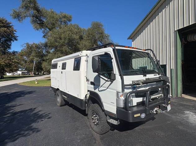 Image for 2017 MITSUBISHI FUSO EARTH CRUISER AND SPORTSRIG TRAIL STOMPER TRAILER