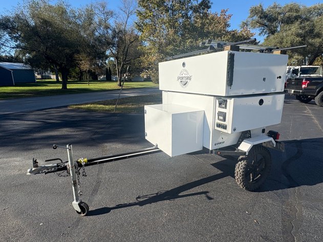 Image for 2017 MITSUBISHI FUSO EARTH CRUISER AND SPORTSRIG TRAIL STOMPER TRAILER