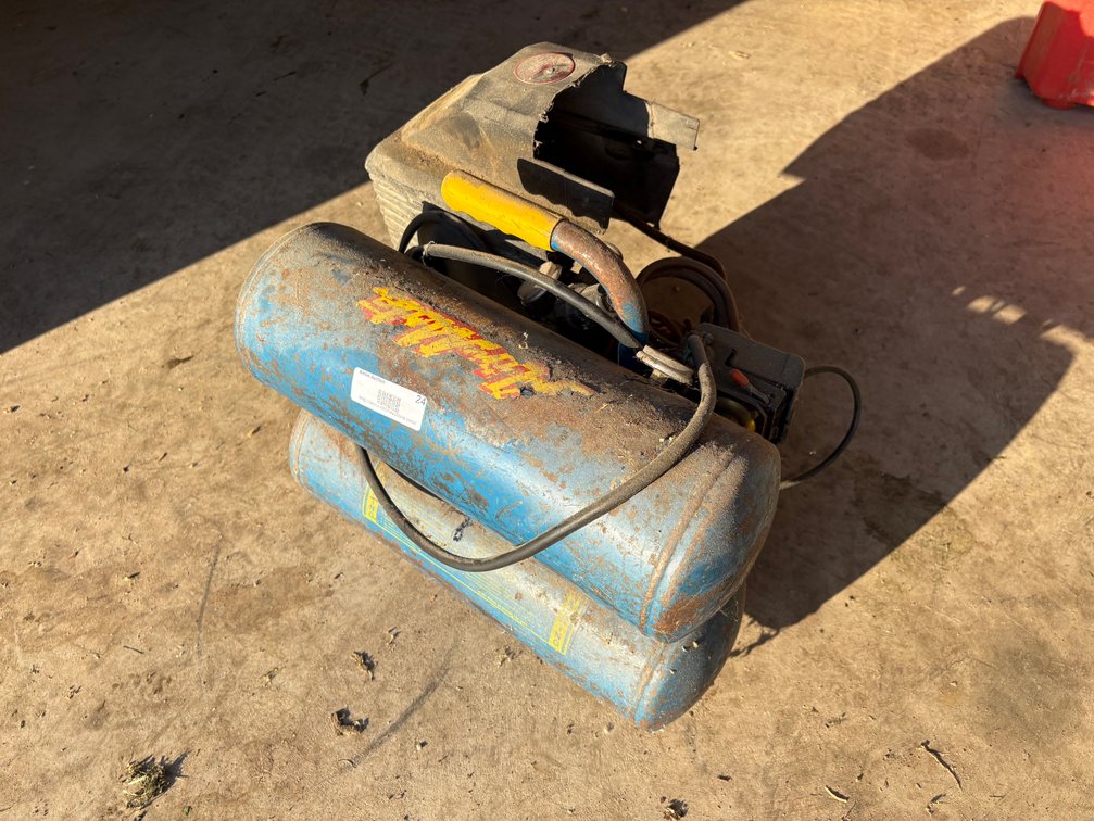 1 1/2 HP 125 PSI Portable Twin-Tank Air Compressor