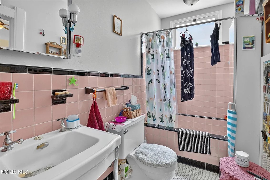 Image for MINIMUM BID AUCTION $100,000! 2268 Parkwood Ave