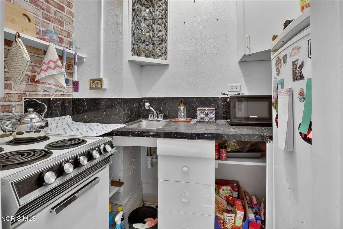 Image for MINIMUM BID AUCTION $100,000! 2268 Parkwood Ave