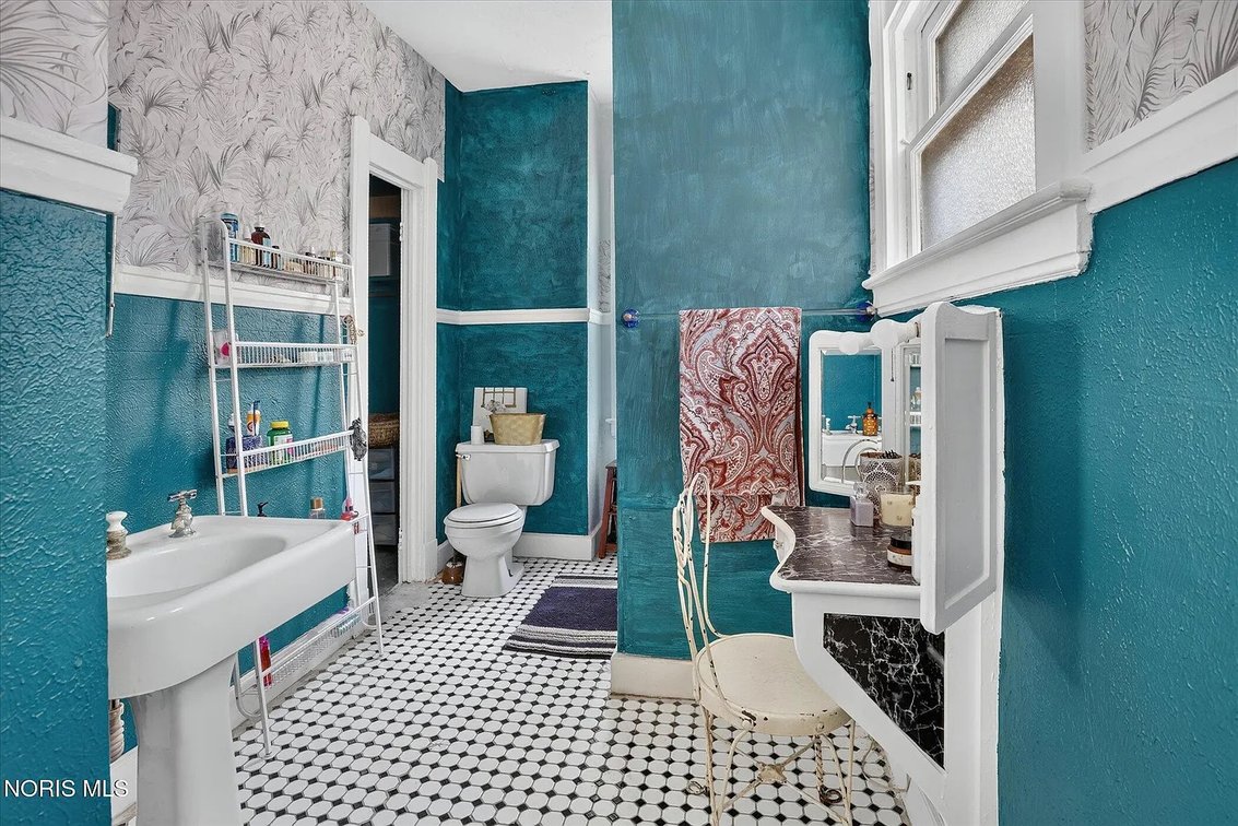 Image for MINIMUM BID AUCTION $100,000! 2268 Parkwood Ave