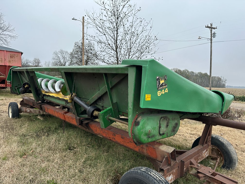 John Deere 644 6-row 38" Corn Header 