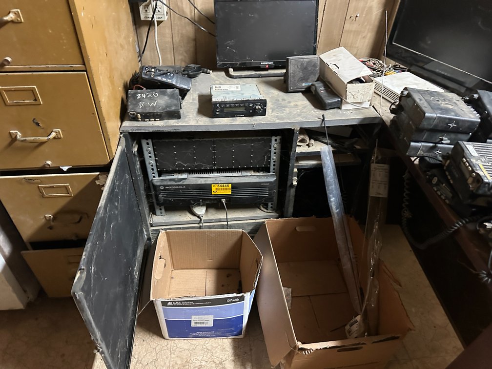 Motorola MTR 3000 UHF Base Repeater w/ (30) Motorola Radios w/ Mics  Location: Site 1E