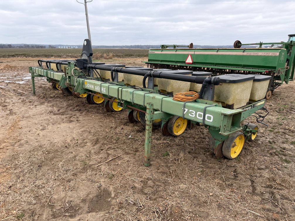 John Deere 7300 8-row 38" Planter