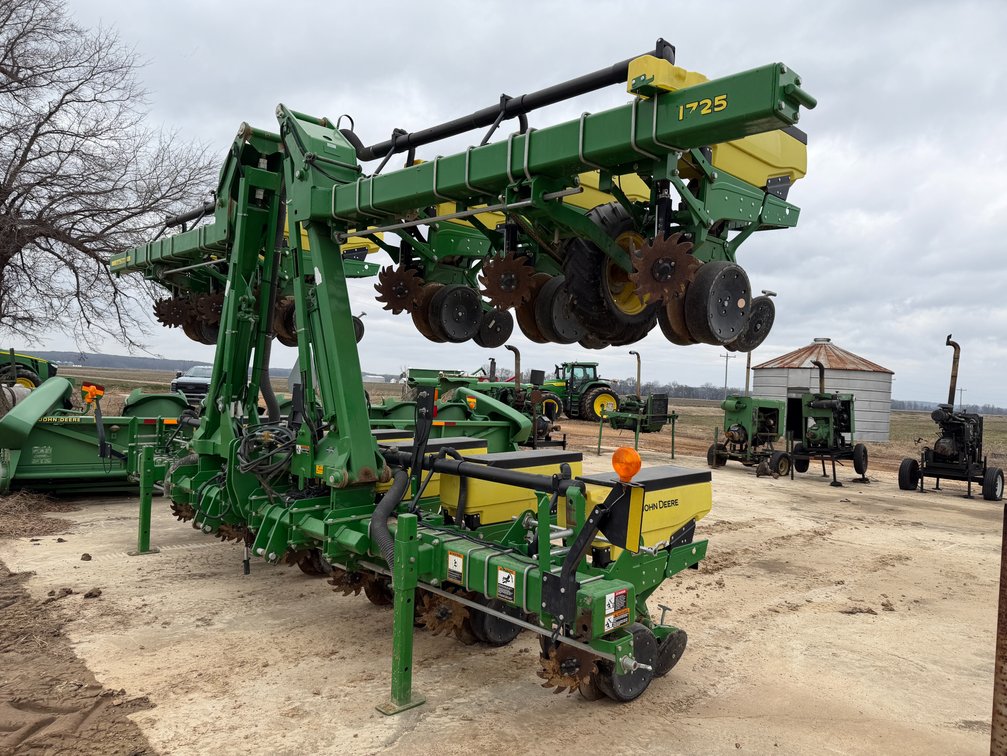 John Deere 1725 12-row 38" Planter