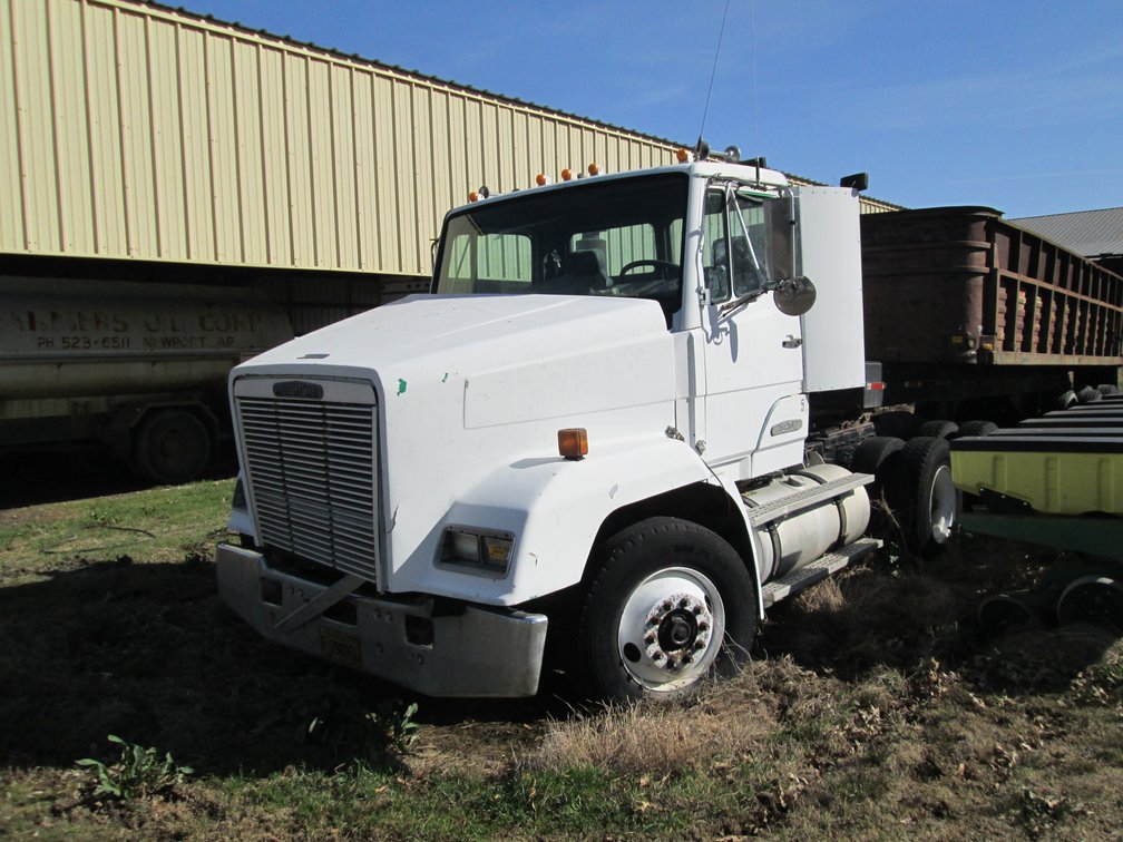 INOP 1988 Freightliner T/A Daycab Truck Tractor 1FUYZBYB7JH406718
