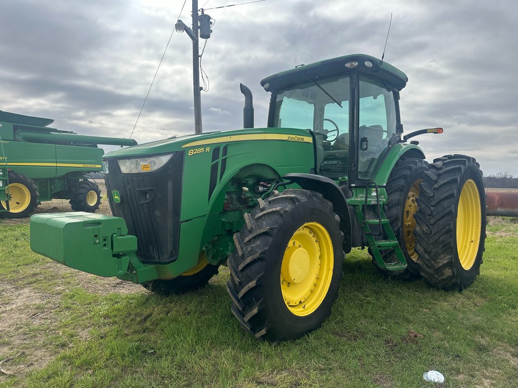 2011 John Deere 8285R MFWD Tractor -updated description. Issue with 3pt Hitch