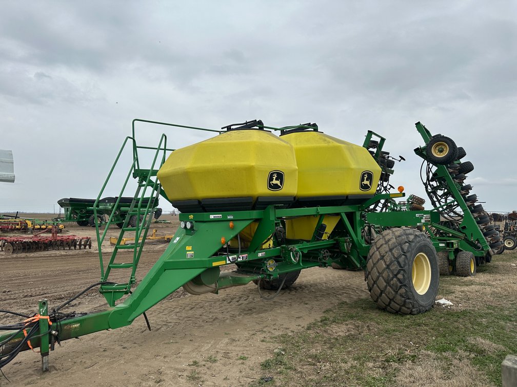 2010 John Deere 1890 42' Air Drill w/1910 Seed Cart