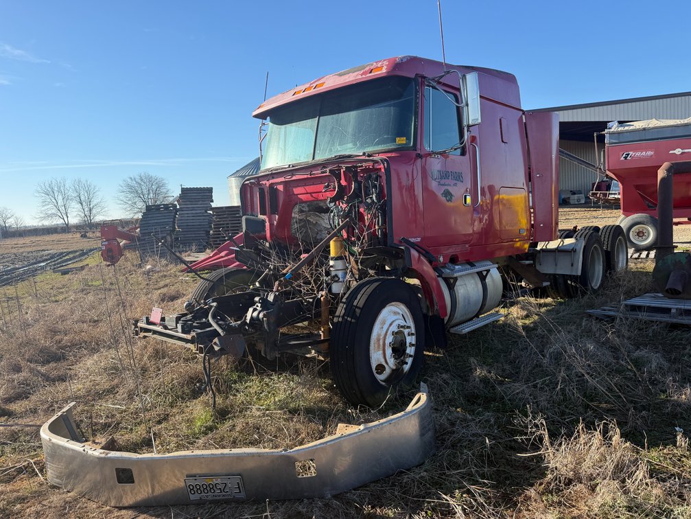 INOP Volvo  T/A Sleeper Truck Tractor vin: 4VGWDERH9VN744301