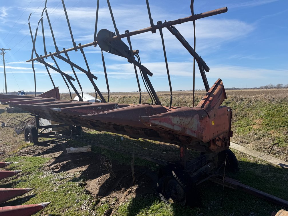 IH 383 8-row 30" Corn Header w/ Trailer