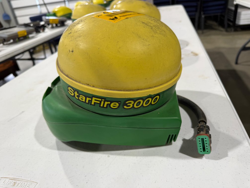 John Deere 3000 GPS Receiver  PCG131A708035