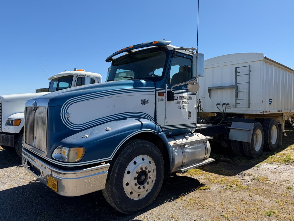 2007 International  L9427  Daycab Truck Tractor VIN: 2HSCNAPR37C468369