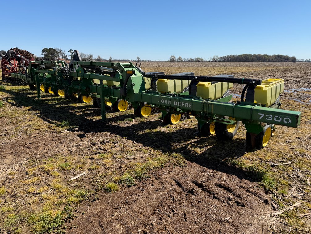 John Deere 7300 12-row 38" Planter