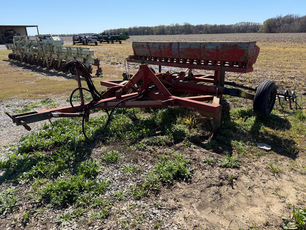 Levee Squeeze w/Seeder 109