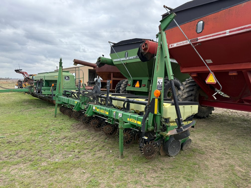 John Deere 1700 MaxEmerge XP 8-Row 30" Planter *Gene Privett Package
