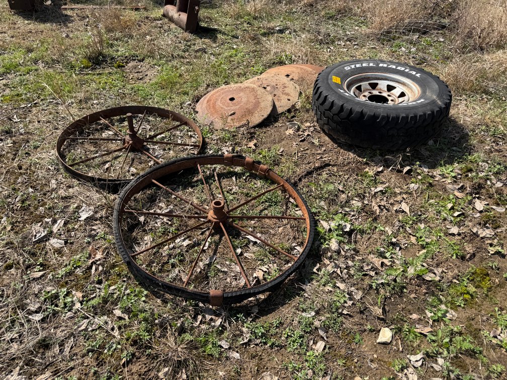 (1) 265/75R16 Tire, (4) Disk Blades, & (2) Wagon Wheels