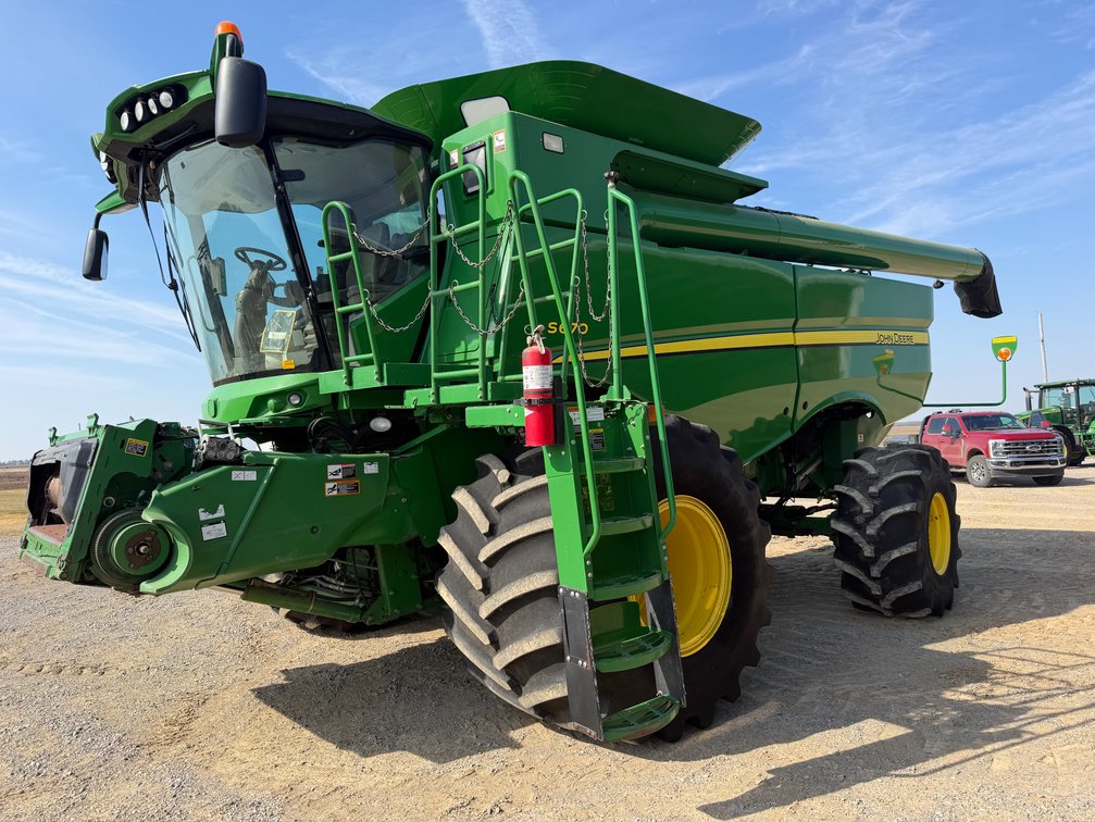 2014 John Deere S670  Combine