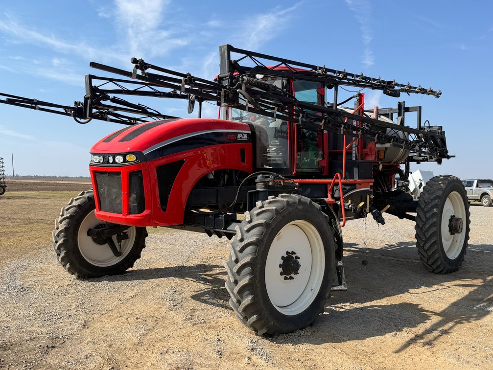 2011 Apache AS1020  Self-Propelled Sprayer
