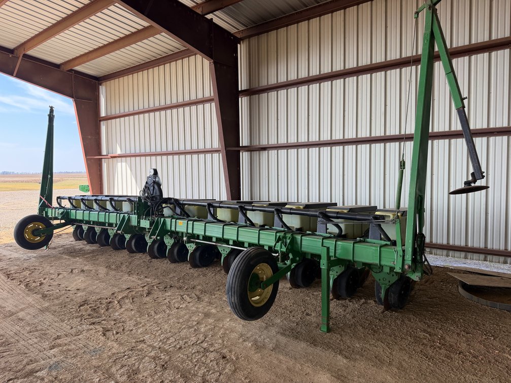 John Deere 7300 Max Emerge XP 13-row Planter