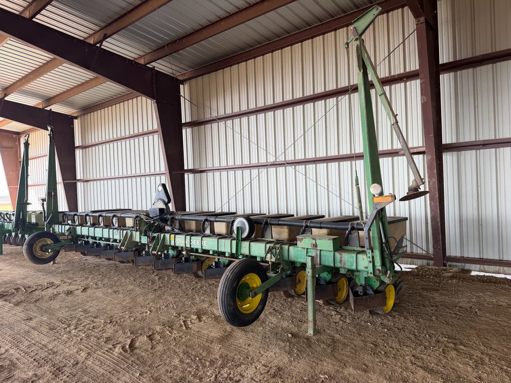 John Deere 7300 Max Emerge 2 13-row Planter