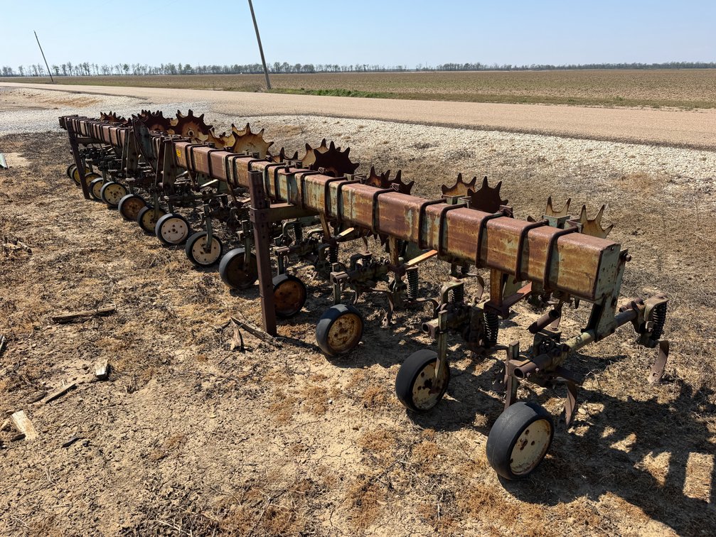John Deere RM 13-row Cultivator 025595N