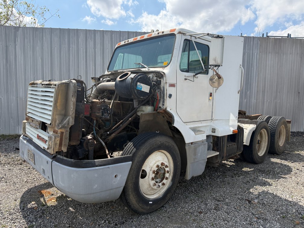 1989 International F-8300  Truck Tractor VIN: 1HSJYGGR1KH623598
