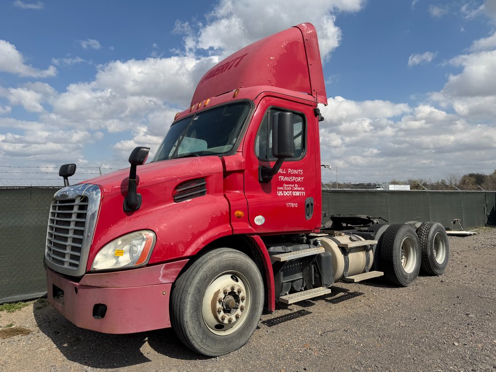Hood to be removed  INOP 2013 Freightliner Cascadia  Single Cab Truck Tractor VIN: 3AKJGBD49DSFD5031