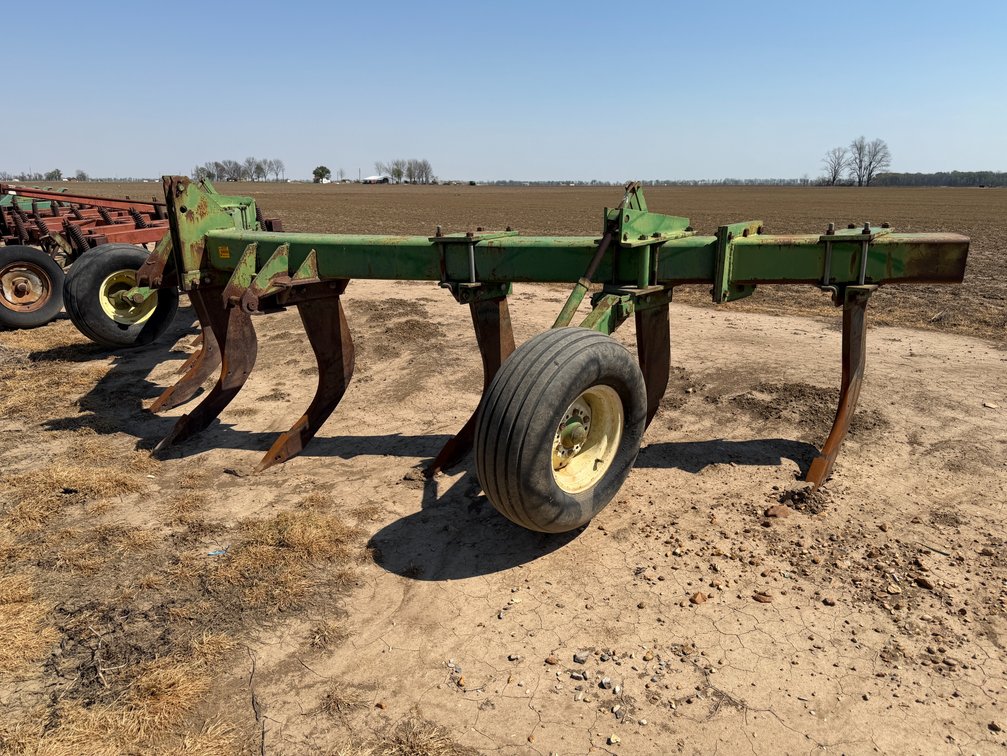 John Deere E0900 9-Shank Ripper
