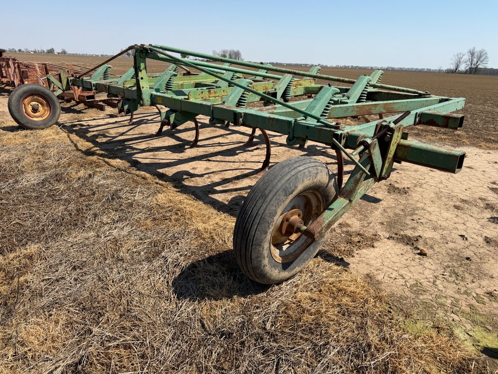 John Deere 16' Chisel Plow