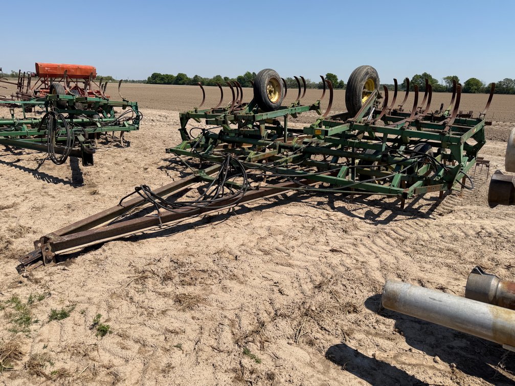 John Deere 1010 28' Field Cultivator