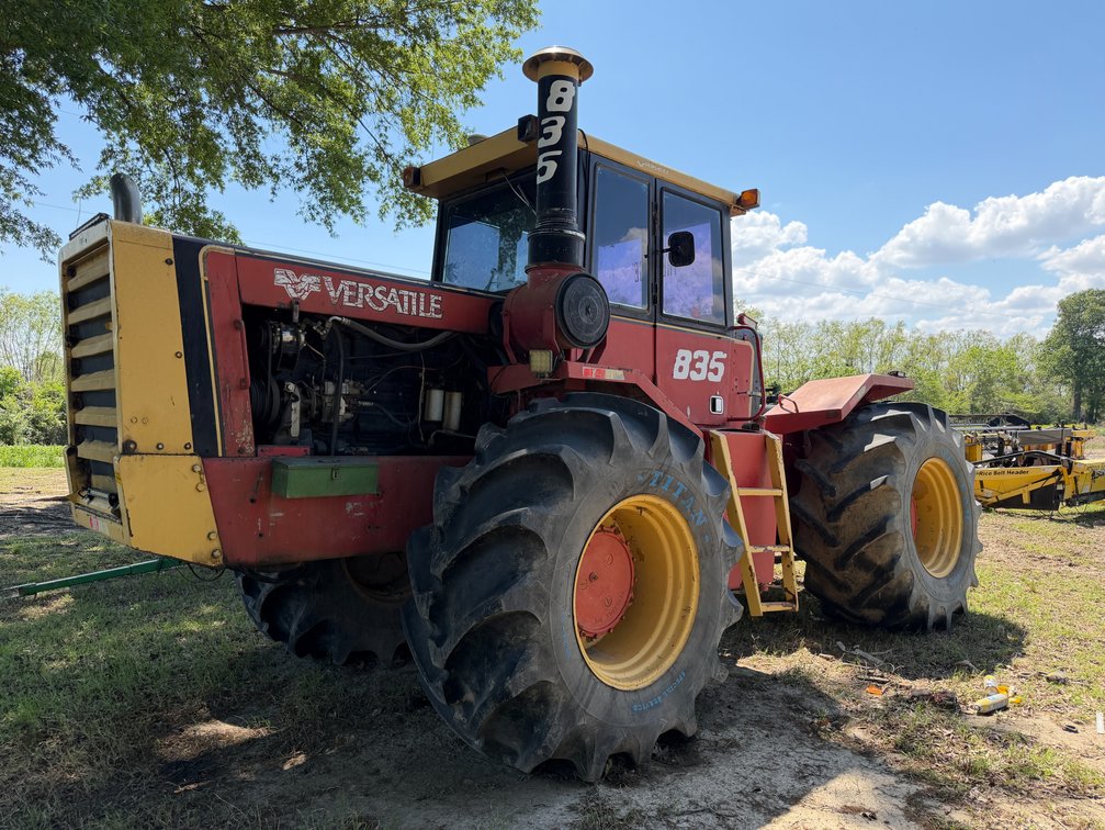 NH Versatile  835 4x4 Articulating Tractor