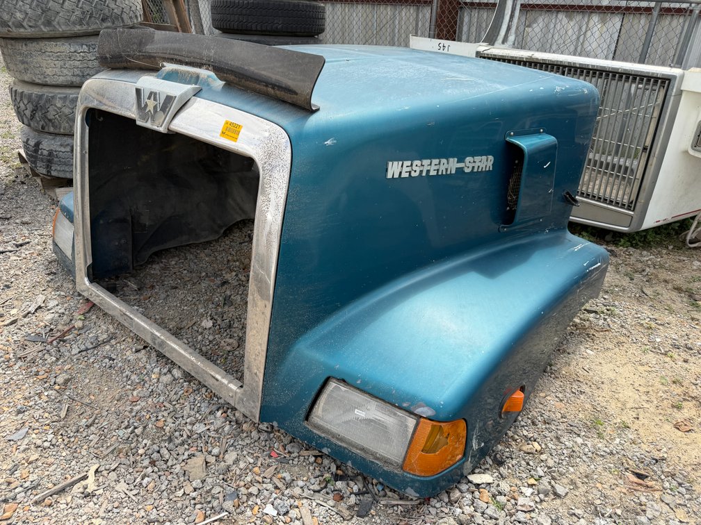 Early 2000s Western-Star 5900 Fix Truck Hood